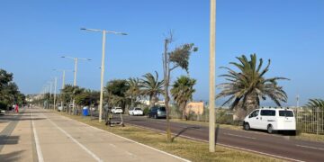 Cagliari, i furbetti fuori dal Corto Maltese: ecco i parcheggi selvaggi sul marciapiede al Poetto