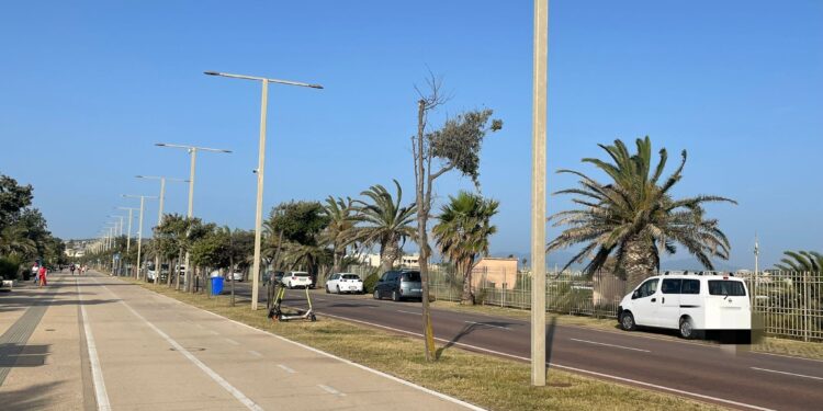 Cagliari, i furbetti fuori dal Corto Maltese: ecco i parcheggi selvaggi sul marciapiede al Poetto