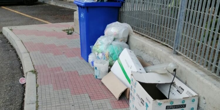 Cagliari, rifiuti all’ingresso del parco di Terramaini: “Uno spettacolo indecoroso”