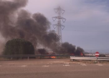 Paura nella zona industriale di Macchiareddu: rogo divampa a ridosso della carreggiata