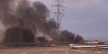 Paura nella zona industriale di Macchiareddu: rogo divampa a ridosso della carreggiata