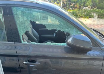 Cagliari, l’incubo delle auto colpite dai vandali si allarga: vetri in frantumi anche all’Amsicora