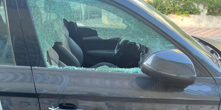 Cagliari, l’incubo delle auto colpite dai vandali si allarga: vetri in frantumi anche all’Amsicora