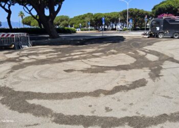Cagliari, in Piazza dei Centomila è stata rimossa la struttura abusiva: area ripulita dai rifiuti