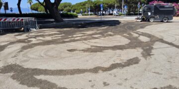 Cagliari, in Piazza dei Centomila è stata rimossa la struttura abusiva: area ripulita dai rifiuti