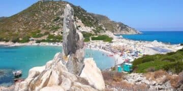 Tariffe salate anche a Villasimius e Castiadas, il mare da cartolina si paga: fino a 15 euro il costo del parcheggio