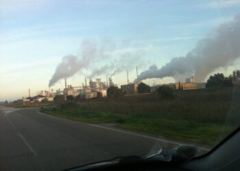 Assemini, scoppia il caso Fluorsid in consiglio: “Terreni, aria e acqua inquinati, perché il sindaco non impone la bonifica?”