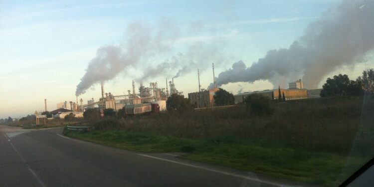 Assemini, scoppia il caso Fluorsid in consiglio: “Terreni, aria e acqua inquinati, perché il sindaco non impone la bonifica?”