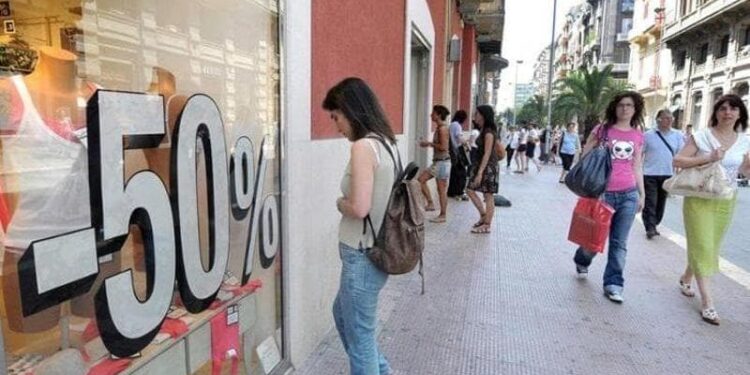 Caccia all’affare ma occhio alle truffe, in Sardegna al via la stagione dei saldi estivi