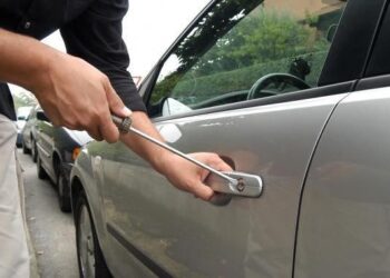 Topi d’auto in azione a Pirri, rubati anche i confetti zuccherati: “Almeno avranno l’alito profumato”