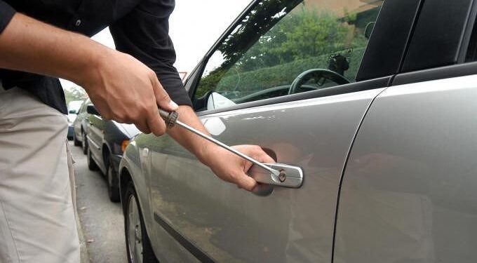 Topi d’auto in azione a Pirri, rubati anche i confetti zuccherati: “Almeno avranno l’alito profumato”