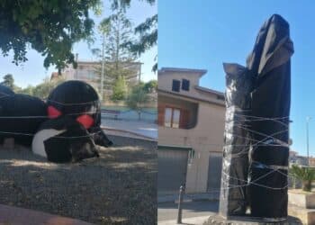 A San Sperate sculture vestite a lutto per protesta