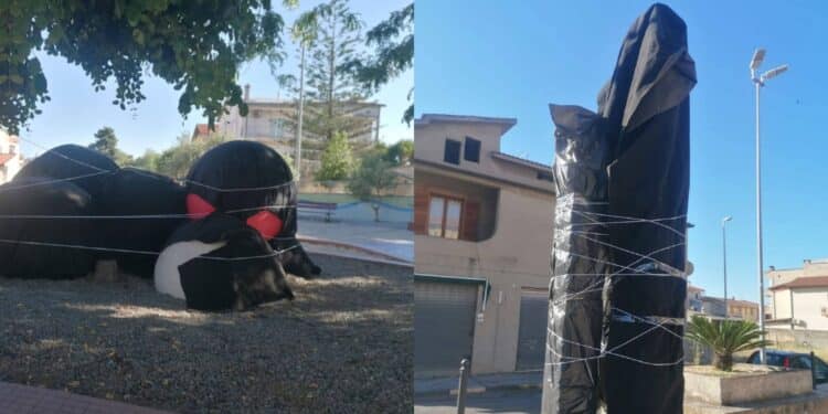 A San Sperate sculture vestite a lutto per protesta