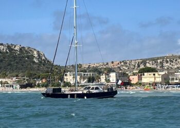 Cagliari, barca a vela arenata al Poetto: 3 francesi soccorsi dalla Guardia costiera