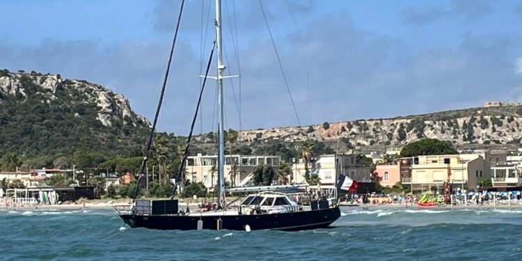 Cagliari, barca a vela arenata al Poetto: 3 francesi soccorsi dalla Guardia costiera