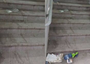 Serramanna, mascherina sul naso e via di corsa per attraversare il sottopasso ferroviario