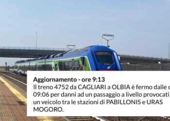 Danni al passaggio a livello provocati da un veicolo in corsa, disagi per i passeggeri diretti e provenienti da Oristano