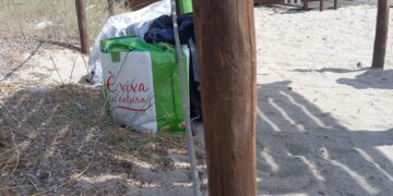 Cagliari, al Poetto area fumatori usata come deposito dai venditori ambulanti