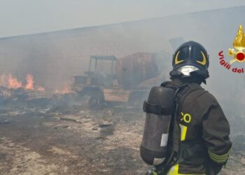 Dolianova, a fuoco due capannoni a Bardella: intervento dei vigili del fuoco