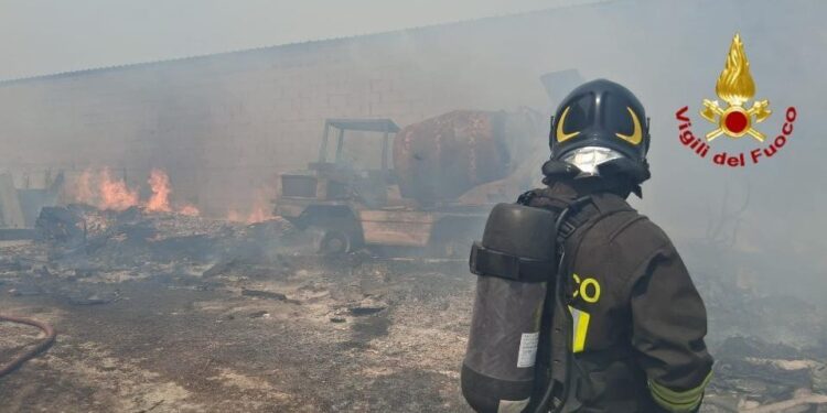 Dolianova, a fuoco due capannoni a Bardella: intervento dei vigili del fuoco