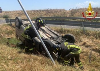 Villasor, auto finisce fuori strada e si ribalta sulla 196: conducente in codice rosso