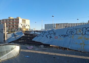 Cagliari, crolla la recinzione di via Riva di Ponente accanto all’ex baraccopoli