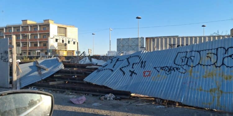 Cagliari, crolla la recinzione di via Riva di Ponente accanto all’ex baraccopoli