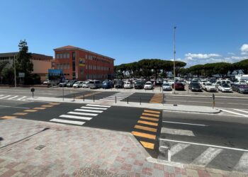 Cagliari, basta auto a folle velocità: nuovi attraversamenti pedonali rialzati davanti alle scuole e nelle zone ad alto rischio