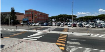 Cagliari, basta auto a folle velocità: nuovi attraversamenti pedonali rialzati davanti alle scuole e nelle zone ad alto rischio