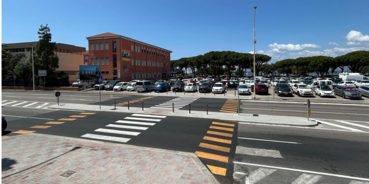 Cagliari, basta auto a folle velocità: nuovi attraversamenti pedonali rialzati davanti alle scuole e nelle zone ad alto rischio