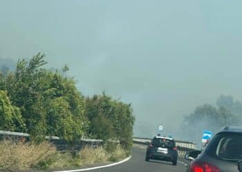 Decimomannu, vasto incendio ai bordi della Ss130 in azione anche un elicottero