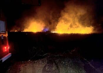 Vasto incendio durante la notte nella periferia di Maracalagonis