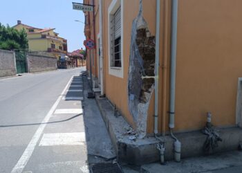 Sestu, autobus colpisce in pieno durante la svolta il muro di una casa