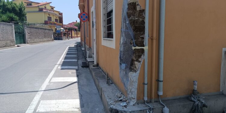 Sestu, autobus colpisce in pieno durante la svolta il muro di una casa