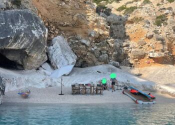 Cala Goloritzé, arrivano in gommone sulla spiaggia e occupano una parte con sedie e ombrellone: l’ira del Comune