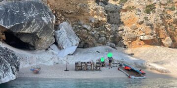 Cala Goloritzé, arrivano in gommone sulla spiaggia e occupano una parte con sedie e ombrellone: l’ira del Comune