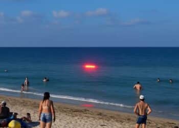 Oggetto misterioso a “Mari Ermi”, i testimoni: “Aveva la forma di un frisbee e rasentava la superficie marina”