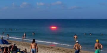 Oggetto misterioso a “Mari Ermi”, i testimoni: “Aveva la forma di un frisbee e rasentava la superficie marina”