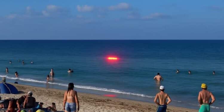 Oggetto misterioso a “Mari Ermi”, i testimoni: “Aveva la forma di un frisbee e rasentava la superficie marina”