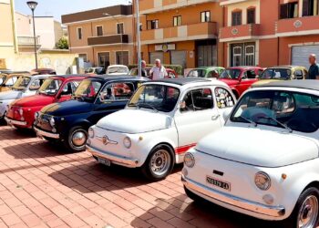 Sestu, Fiat 500 e derivate in passerella in piazza Primo Maggio -VIDEO