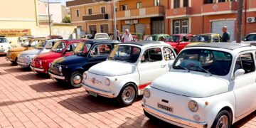 Sestu, Fiat 500 e derivate in passerella in piazza Primo Maggio -VIDEO