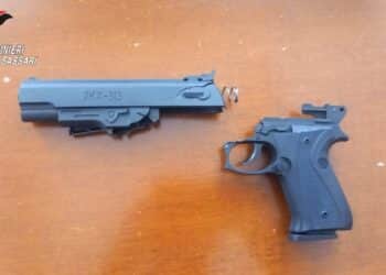 Sardegna, minorenne sorpreso a scuola con una pistola giocattolo