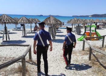 Un tuffo al Poetto, poi la sorpresa: il finestrino dell’auto infranto e i bagagli rubati, una denuncia