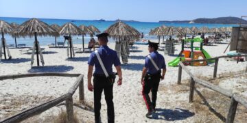 Un tuffo al Poetto, poi la sorpresa: il finestrino dell’auto infranto e i bagagli rubati, una denuncia