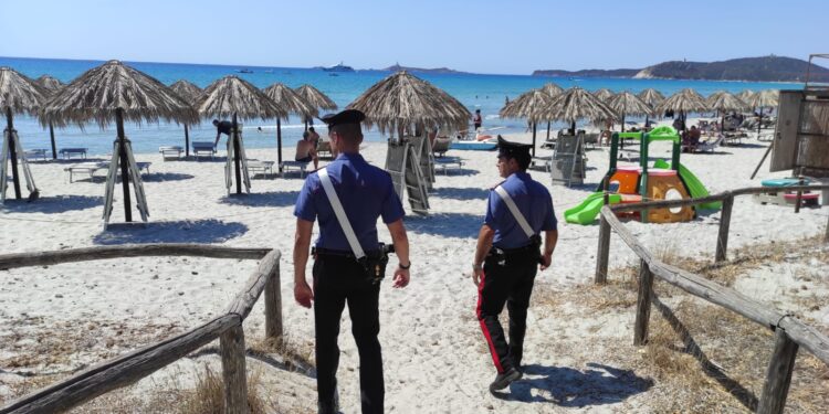 Un tuffo al Poetto, poi la sorpresa: il finestrino dell’auto infranto e i bagagli rubati, una denuncia