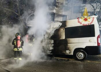 Ambulanze in fiamme nella notte a Cagliari e Quartucciu, intervento dei vigili del fuoco