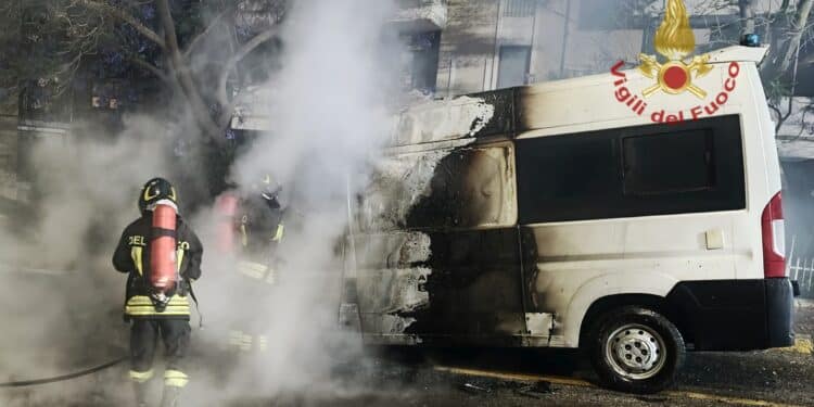 Ambulanze in fiamme nella notte a Cagliari e Quartucciu, intervento dei vigili del fuoco