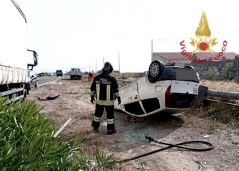 Scontro tra due auto e un camion a Sant’Antioco, alcuni feriti in ospedale