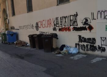Viale Sant’Ignazio a Cagliari: “Il degrado soffoca la strada universitaria. Rifiuti, vandalismo e abbandono”