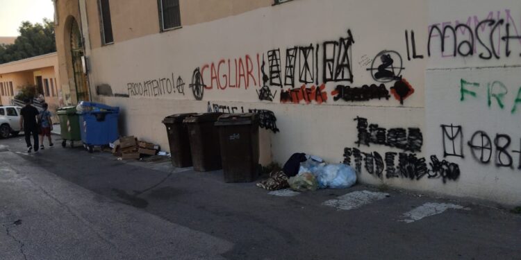 Viale Sant’Ignazio a Cagliari: “Il degrado soffoca la strada universitaria. Rifiuti, vandalismo e abbandono”